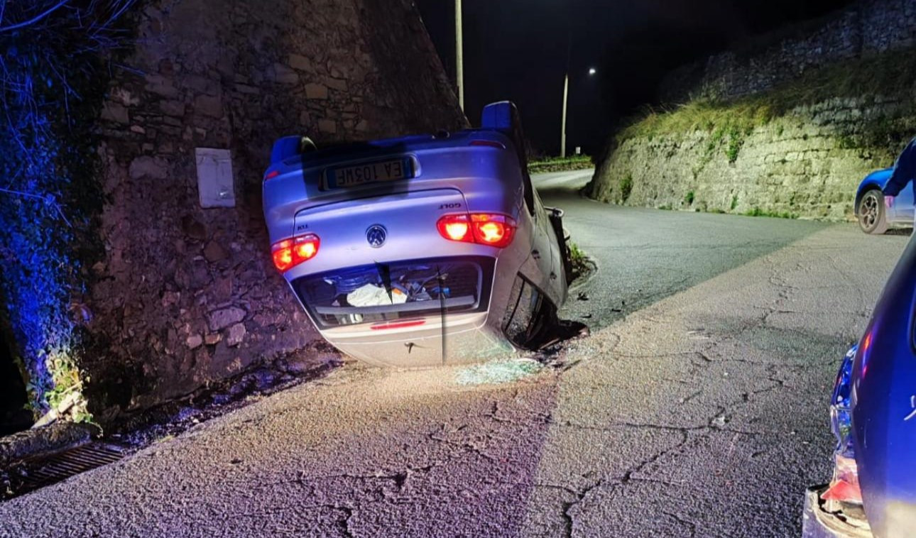 Si cappotta e distrugge l'auto: illesa ma denunciata perché positiva all'alcol test